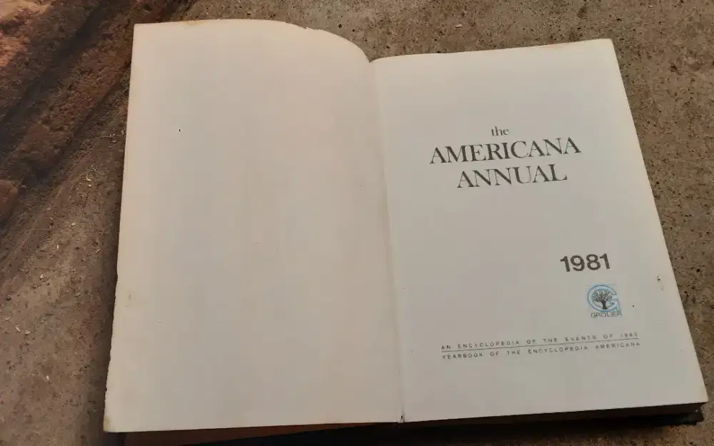 BUKU IMPORT THE AMERICANA ANNUAL 1981 (LANGKA/COLLECTOR ONLY)