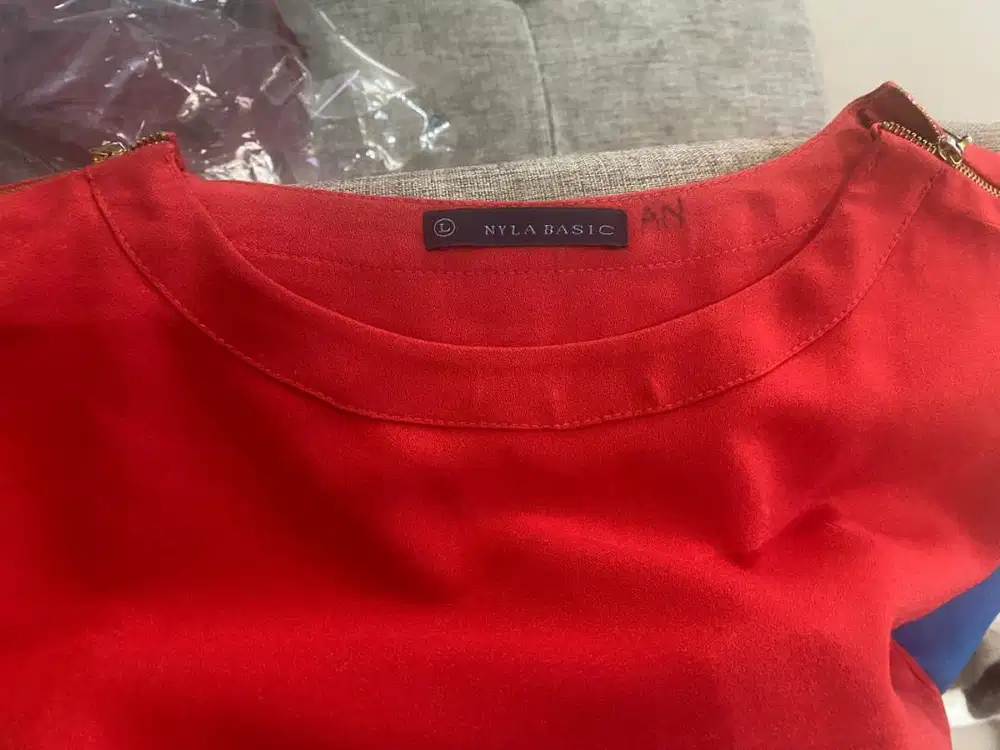 BLOUSE MERAH - MERK NYLA BASIC – SIZE L - PRELOVED