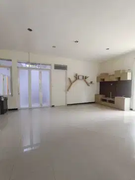 Sewa Rumah Besar Minimalis Siap Huni di Taman Kopo Indah TKI 3