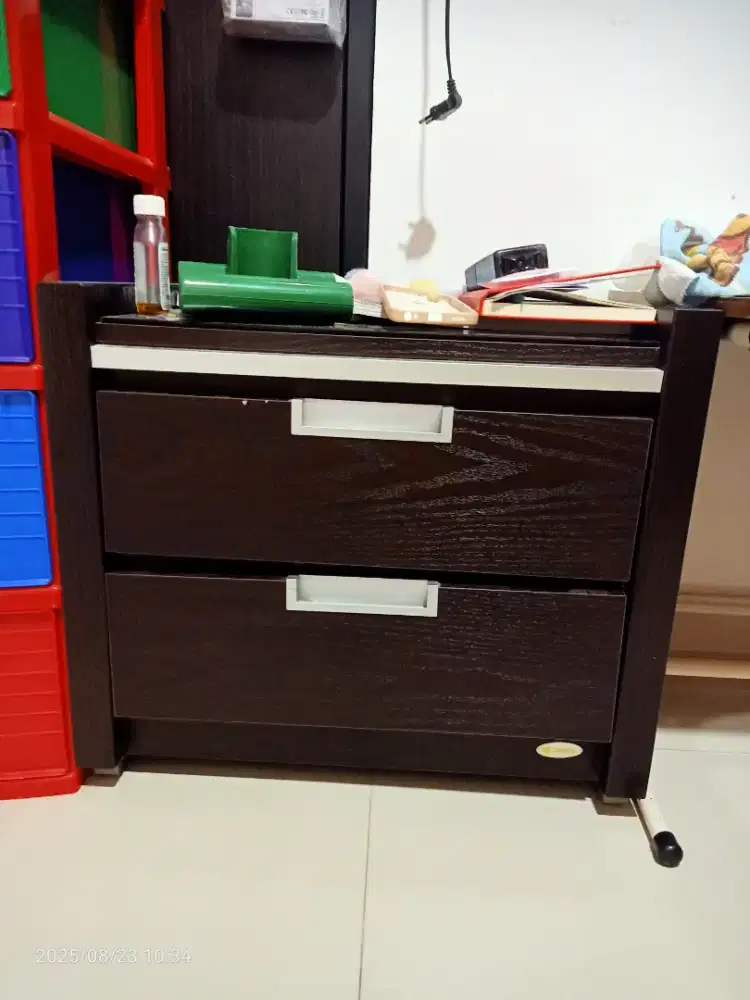 Nakas/meja samping temapt tidur