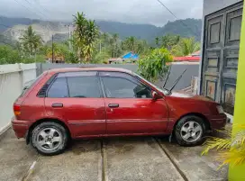 Sedan Starlett Merah metalik