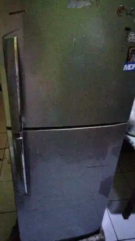 Dijual cepat kulkas 2 pintu merk LG