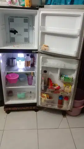 kulkas 2 pintu merk panasonic masih bagus super dingin..