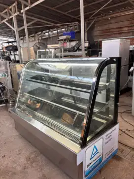 Cake showcase merk starcool 
Ukuran 150x75x125

Fungsi normal