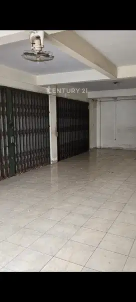 Ruko 3 Lantai Disewakan, Posisi Hoek, Bebas Banjir
