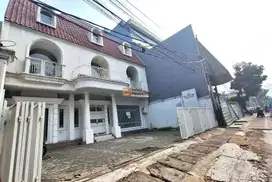 Rumah Bergaya Klasik Elegan Pinggir Jalan Raya Strategis, Cocok Usaha