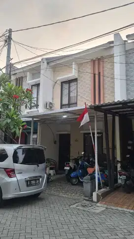 Rumah Strategis 2 Lantai di Flora Aryana Karawaci, Tangerang