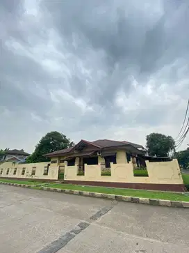 Rumah Luas Tanah 857 m2 Posisi Hook di Cinere - Dekat ke Tol
