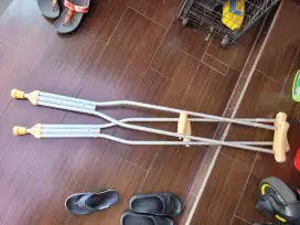 alat bantu berjalan tongkat kruk ketiak