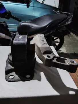 Dudukan mesin Datsun Go panca Asli