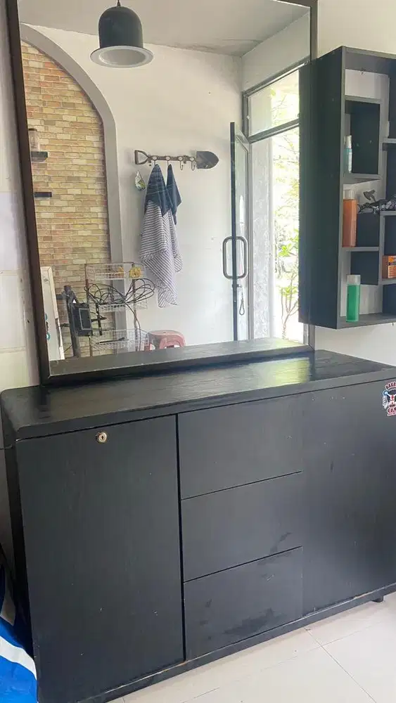 Meja dan kaca barbershop