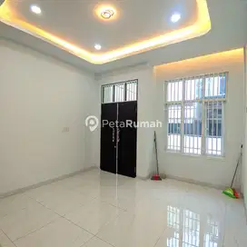 Jual Townhouse Siap Huni Cantik 3 Lantai Komplek Richmond Estate
