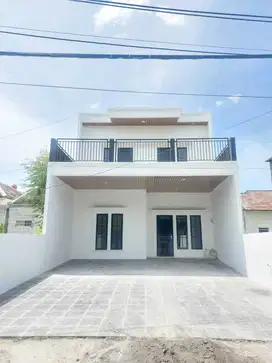 Rumah 2lantai siap huni,depan jalan utama