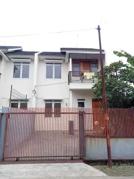Rumah Baru Minimalis Komplek Sariwangi Taman Belakang Luas
