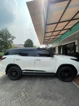 Mobil fortuner kilometer rendah full original