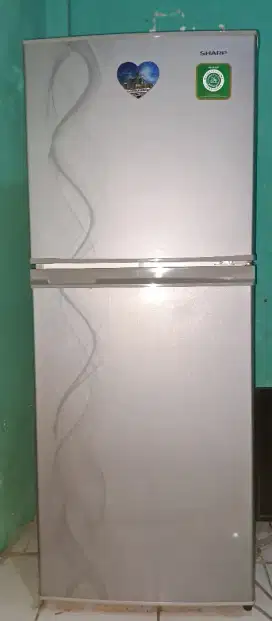 Kulkas Sharp 2 pintu warna Abu, Dingin normal dan siap pakai