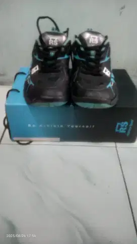 Di jual Sepatu Bulutangkis RS