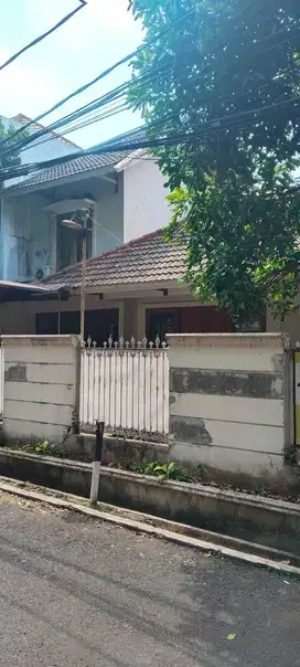 Rumah Jati Padang Pasar Minggu 380m2 7KT Furnished Hoek Depan Taman