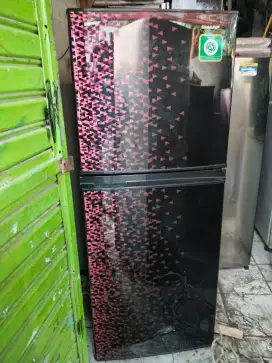Kulkas sharp 2 pintu kondisi bagus normal dingin beku