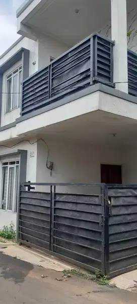 DI JUAL RUMAH 2 LANTAI SIAP HUNI DAN STRATEGIS DI BAKTI JAYA TANGSEL