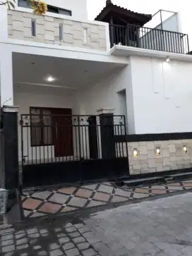 Rumah mungil dengan kolam di canggu