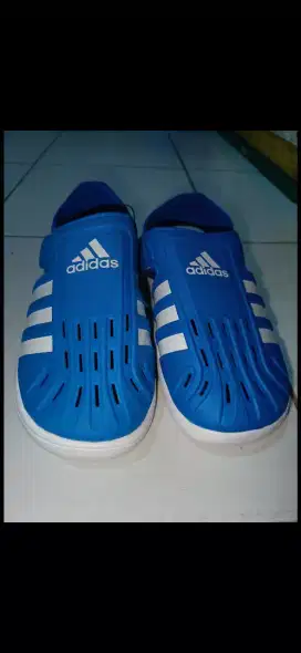 sepatu sendal adidas