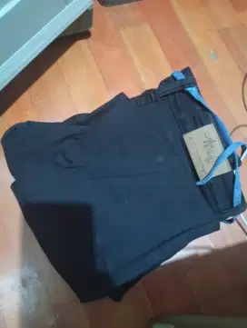 Celana levis hitam panjang
