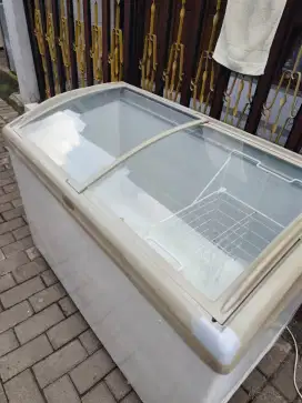 Freezer box sleding kaca