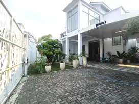 Rumah Mewah Furnish dan Kolam Renang Ring 1 Kota Solo
