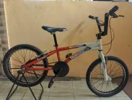 Sepeda BMX ukuran 20