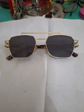 Kacamata hitam 
Untuk fashion 
Limited edition 
Barang terawat 
Pemaka