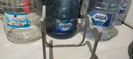 2 Galon aqua bonus 1 galon Cleo kondisi bagus. Ambil sendiri ke rumah
