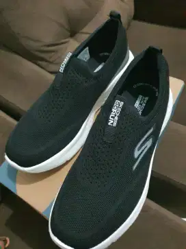 Sepatu Skechers go run, size 40