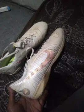 Jual sepatu Nike butuh duit