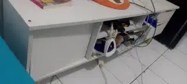 Meja tv dan pot bunga