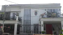 Rumah Mewah 3 Lantai di Larangan Indah - Tangerang