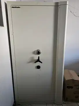 Lemari Brankas besi Chubb