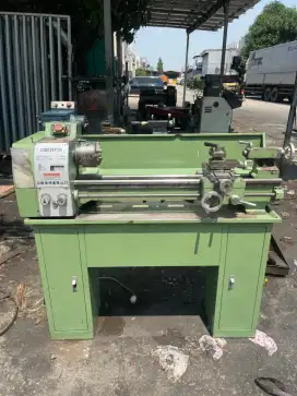 Mesin bubut cq 6125 x 750
