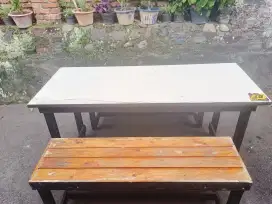 Meja dan bangku resto