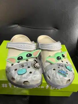 Sandal crocs baby yoda, crocs x starwash