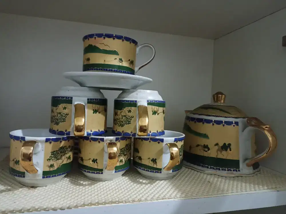 Tea set , teko keramik bistro lengkap piring 2