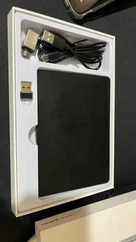 Universal Trackpad (Koneksi via Bluetooth, USB-C Cable, atau Wireless)