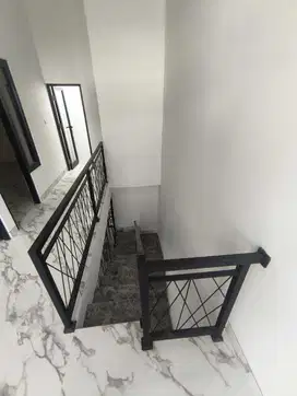 DIJUAL RUMAH TINGGAL 4 KAMAR TIDUR STRATEGIS DI RUNGKUT TERKEREN
