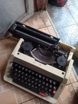 Mesin Tik Alat Ketik Kuno