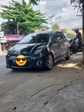 Yaris terawat dan kilometer dibawah 100