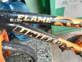 Sepeda BMX  united plame sudah terpedo batangan Aloy