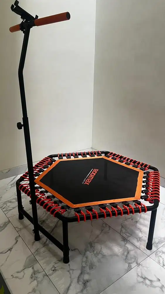 Trampolin dan sepeda statis