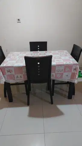 Meja makan kayu minimalis