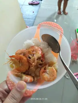Menerima penitipan anak
