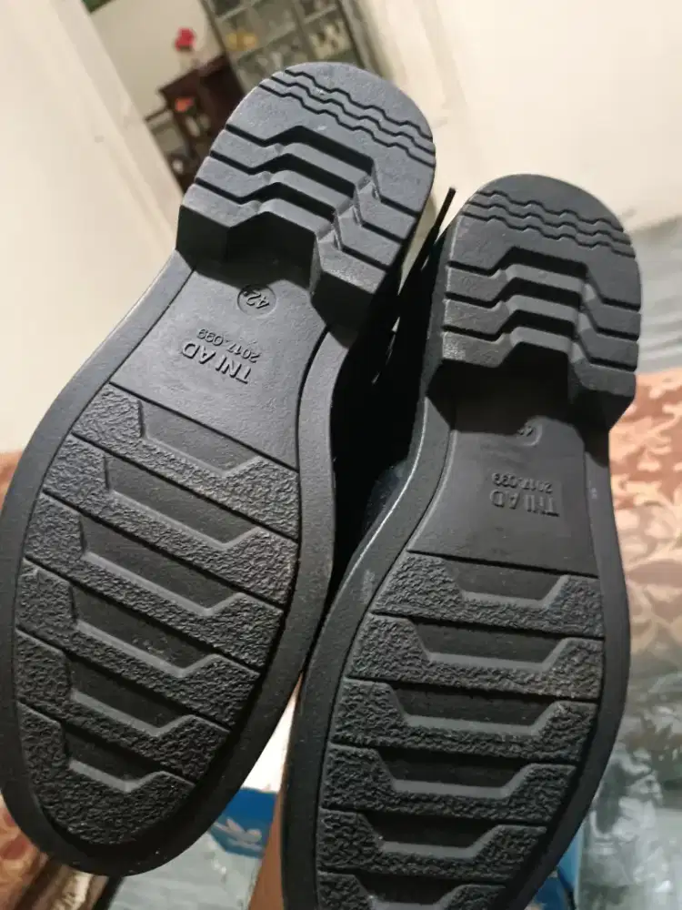 Saya menjual sepatu PDH